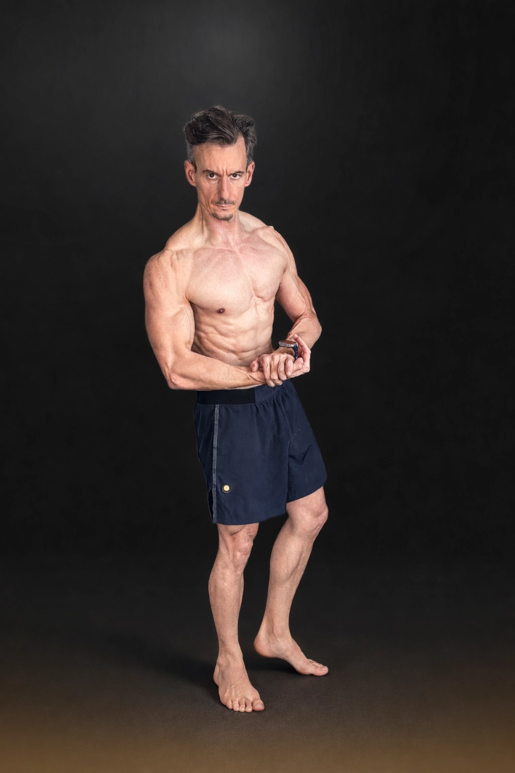 2025: Frontalfoto. Deutlich mehr Muskelmasse als 1999.