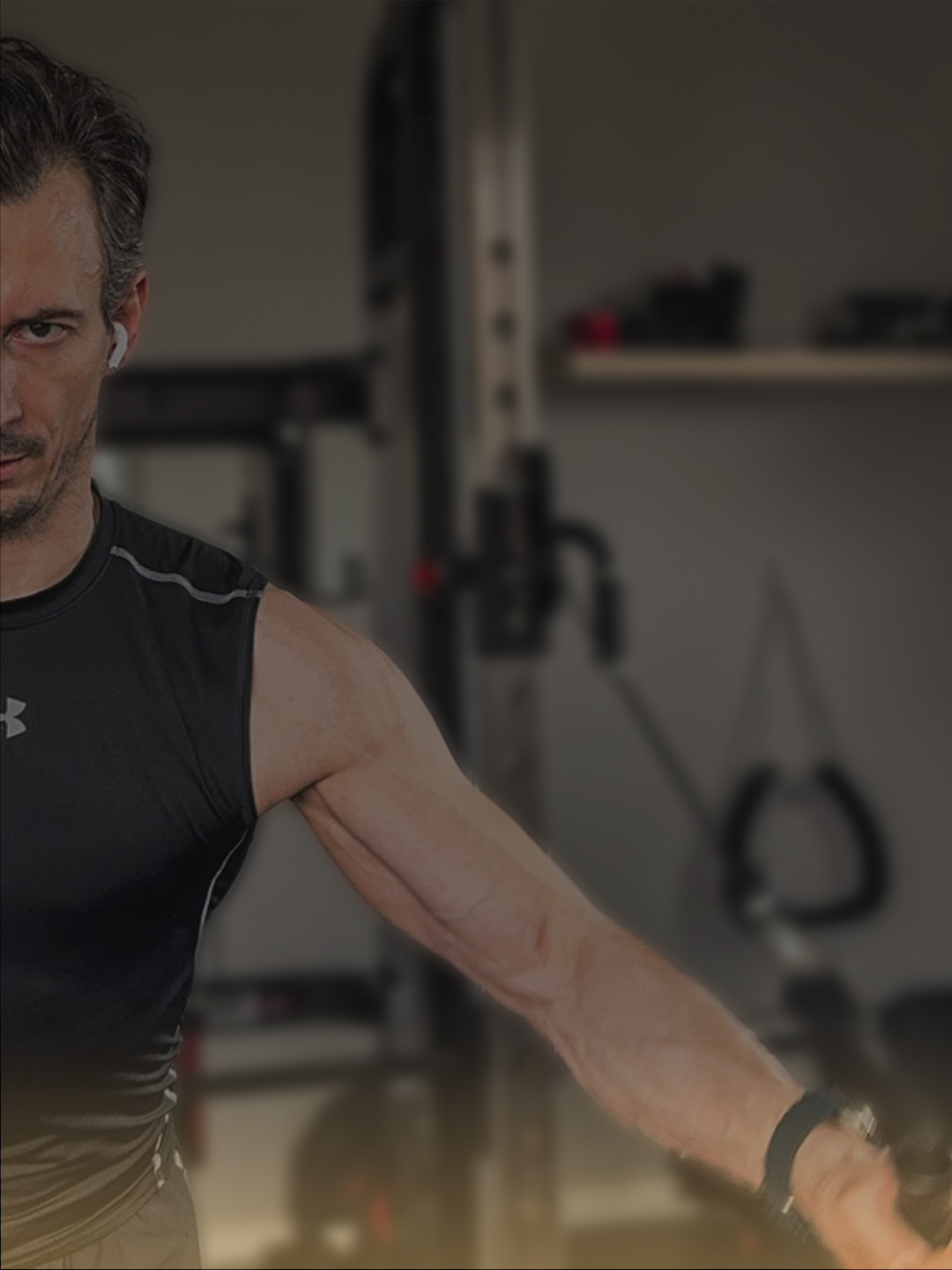 Christian Schönbauer beim Kabelzug-Training kontrolliert und konzentriert mit Reserve im Tank